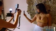 Kim Kardashianová si fotí selfie i ped objektivem profesionální fotografky.