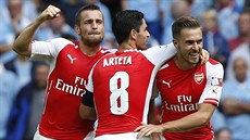 ARSENAL SLAVÍ. Po jarním triumfu v Anglickém poháru vyrazili fotbalisté...