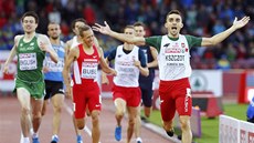 Adam Kszczot slaví na ME v Curychu triumf v závodu na 800 metrů.  