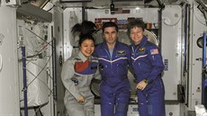 Zleva Yi Soyeonová (Jiní Korea), Jurij Malenenko (Rusko) a Peggy Whitsonová...