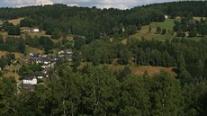Na zaátku trasy je mstská zástavba Klingenthalu diskrétn skryta v údolí pod...