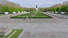 Obí Sovtský válený památník v Treptower parku v Berlín upomíná na vojáky...