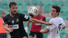 Vlevo jablonecký Filip Novák, vpravo Marek Strada z Chomutova