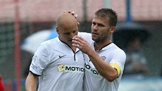 Brn�n�tí fotbalisté se radují z gólu Pavla Mezlíka (vlevo) b�hem pohárového...