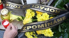 Vzpomínka na Ivana Hlinku p�ed zimním stadionem v Litvínov�.