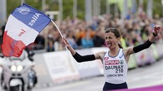 Francouzská maratonkyně Christelle Daunayová slaví svůj titul mistryně Evropy.