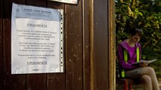 Policisté vyv�ují na rizikových místech cedule, které upozor�ují na zlod�je.