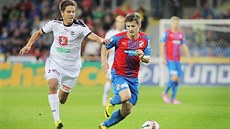 Plze�ský Václav Pila� (vpravo) pelá�í s mí�em, stíhá ho hradecký Ale� �ermák.
