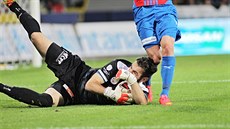 Hradecký gólman Tomáš Koubek zasahuje v duelu proti Plzni.