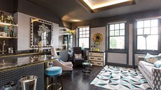 Koktejlový bar je zárove kuchyní a jídelním koutem.