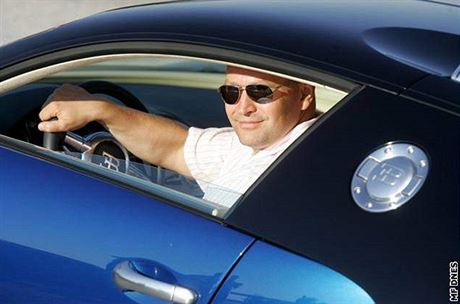 Radim Passer a jeho Bugatti Veyron na archivním snímku