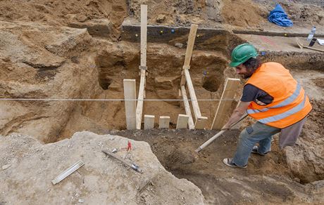 Archeologové odhalují s lopatou a motykou historii pardubické tídy Míru.