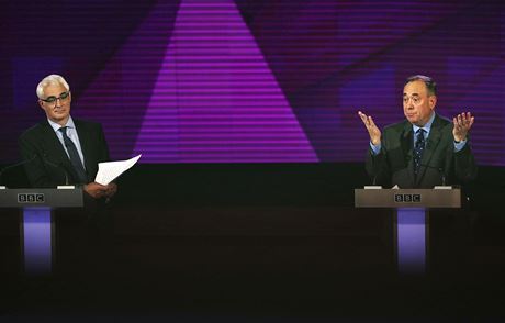Nkdejí britský ministr financí Alistair Darling (vlevo) se v televizní debat...