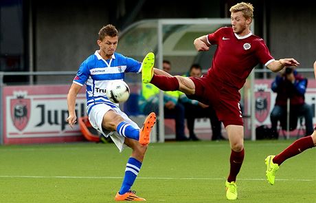 Tomá Necid (vlevo) ze Zwolle v kvalifikaci o Evropskou ligu proti sparanovi Brabcovi, ilustraní foto