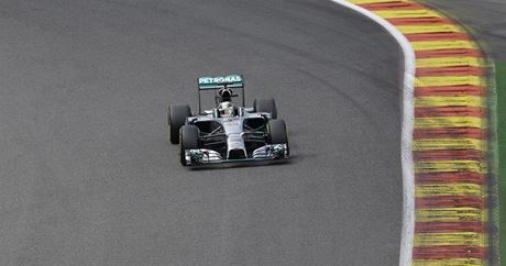 VÝJEZD ZE ZATÁKY. Lewis Hamilton na okruhu v belgickém Spa. 