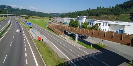 Silnice I/57 prochází také vsetínskou prmyslovou zónou Bobrky.