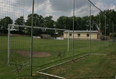 Chlapec si piel na hit s kamarády zahrát fotbal okolo 17. hodiny. Ilustraní snímek