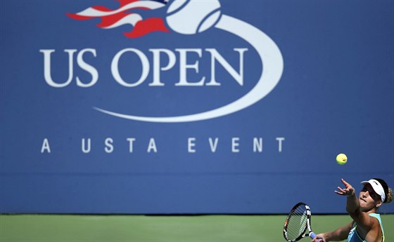eská tenistka Karolína Plíková podává ve 2. kole US Open.