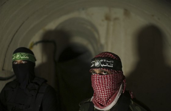Palestintí bojovníci Brigád Kásam, ozbrojeného kídla Hamasu, stojí v tunelu...