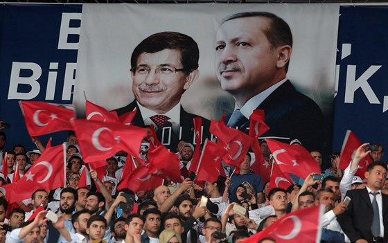 Píznivci vládnoucí Strany spravedlnosti a rozvoje (AKP) s transparentem, na kterém je vlevo premiér Ahmet Davutoglu a prezident Recep Tayyip Erdogan.