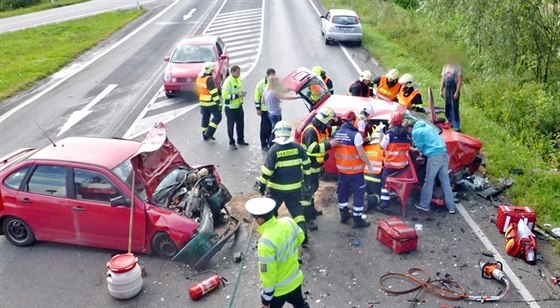 Nehoda na silnici mezi Brnem a Vykovem poblí Holubic (19. srpna 2014).