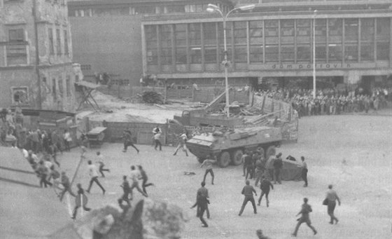 Najídní transportéru do demonstrant v Brn v roce 1969.