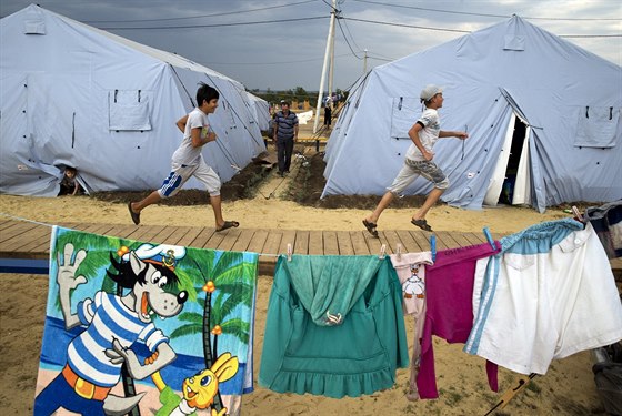Dti si hrají v uprchlickém táboe, který asi 10 kilometr od hranic s...