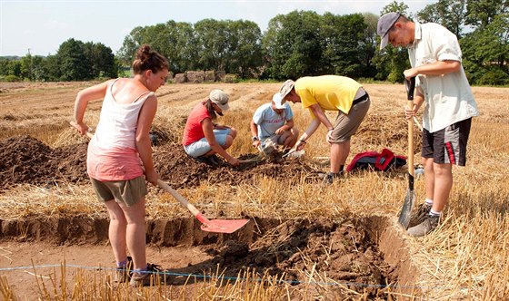 Zatímco jedna ást student archeologie provádla vykopávky, dalí se pozorn...