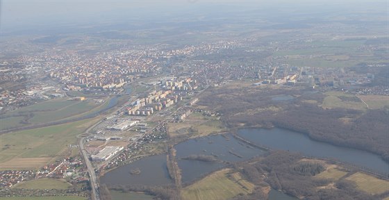 Letecký pohled na eské Budjovice od severu. V krajském mst ubývá obyvatel....