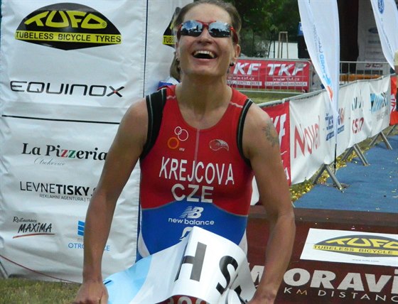 Petra Krejová pi vítzství v závod eského poháru v dlouhém triatlonu v Otrokovicích.