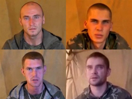 Čtyři zajatí ruští výsadkáři na záběrech zveřejněných ukrajinskou rozvědkou...