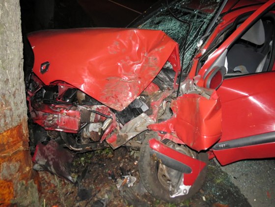 Zdemolovaný Renault Megane po nedlní nehod opilého dvacetiletého idie v...