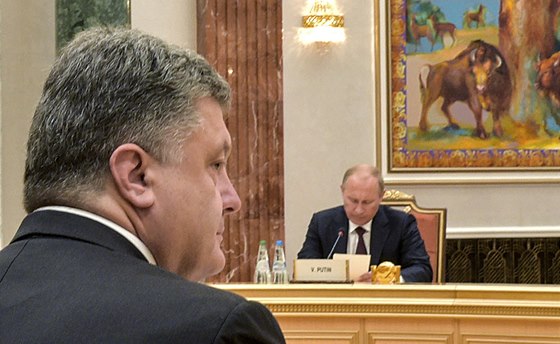 Rusko se dobrovoln rozhodlo, e se stane protivníkem, míní politický geograf Michael Romancov. (na snímku je ruský prezident Vladimir Putin s svým ukrajinským protjkem Petrem Poroenkem).