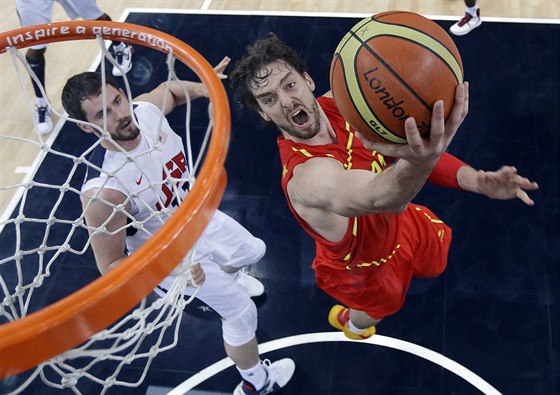 Uspjí domácí? panlská hvzda Pau Gasol (vpravo) na archivním snimku v duelu...