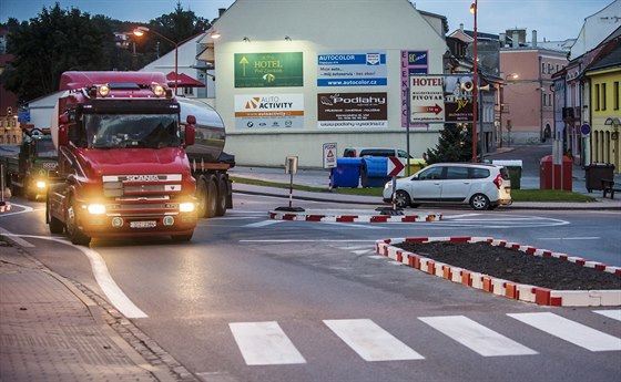 Nový provizorní kruhový objezd ve Velkém Meziíí. Podobný by podle policie mohl vyeit i problémy v tebíské Hrotovické ulici u autobazaru.