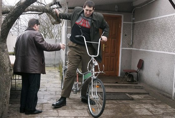 Na Ukrajin zemel Leonid  Stadnyk, který byl se svou údajnou výkou 2,57...