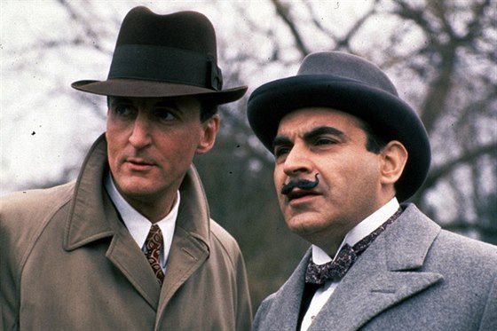 Ze seriálu Hercule Poirot (Poirota hraje David Suchet, kapitána Hastingse Hugh...
