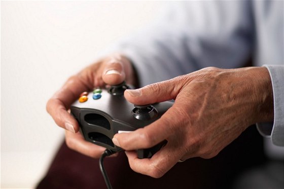Muž hrající počítačovou hru (ilustrační snímek)