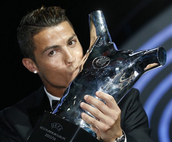 Fotbalový útoník Cristiano Ronaldo z Realu Madrid vyhrál cenu pro nejlepího...