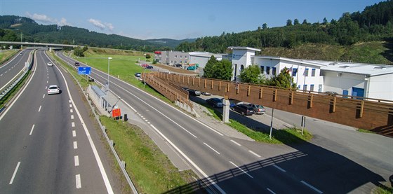 Silnice I/57 už je rozšířená u Vsetína, kde prochází také průmyslovou zónou Bobrky.