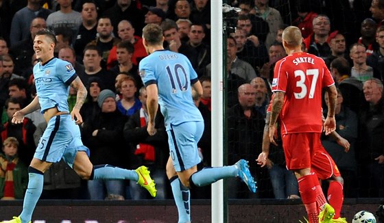 Stevan Joveti (vlevo) z Manchesteru City se raduje z gólu v zápase s...