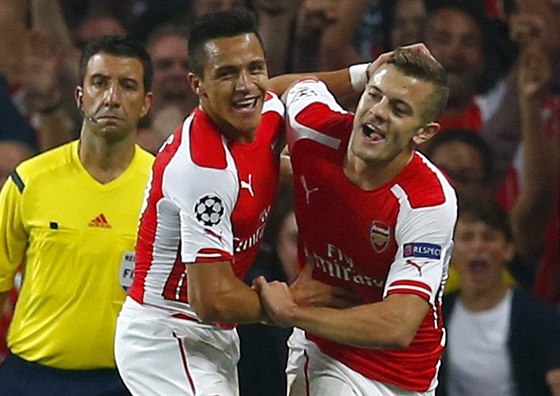 Alexis Sanchez (vlevo) slaví s Jackem Wilsherem postupový gól Arsenalu.
