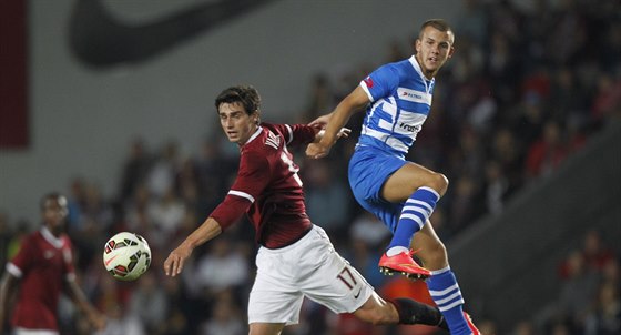 Kamil Vacek  (vlevo) ze Sparty v souboji o mí v zápase se Zwolle.