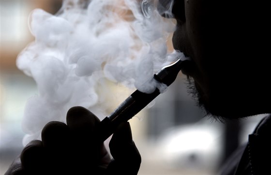 E-cigarety mají v USA první oběť. Jak nemoc vzniká, zatím lékaři nevědí -  iDNES.cz