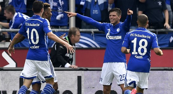 TO JSEM ALE BOREC, CO? Klaas-Jan Huntelaar (druhý zprava) ze Schalke oslavuje...