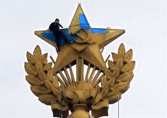 Horolezec pebarvuje vrcholek ve stalinského mrakodrapu. Ráno 20. srpna...