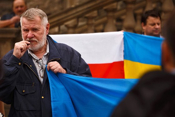 Hnutí Bez Komunist�.cz uspo�ádalo happening p�ed Národním muzeem k �et�zové...