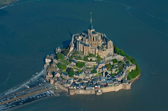 Mont Saint Michel je ulový 80 metr vysoký pílivový ostrov, pesnji...