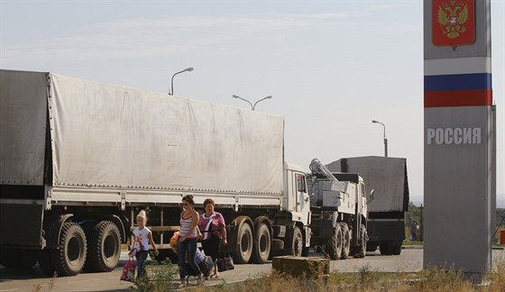 Konvoj kamion, které vezly na Ukrajinu humanitární pomoc, se vrací do Ruska...