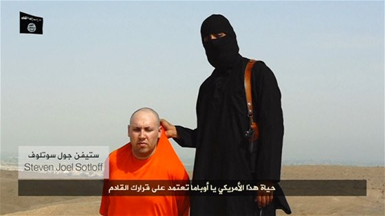 Steven Sotloff na videu radikál Islámského státu, které zobrazovalo popravu